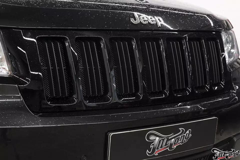 Jeep GrandCherokee. Удаление хрома с кузова и окрас в черный глянец (антихром).